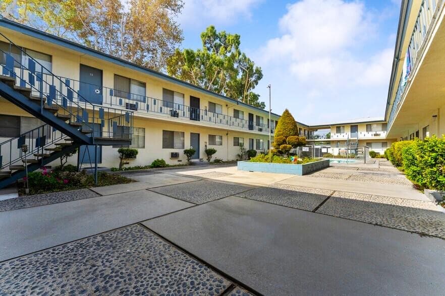Apartment courtyard at West Covina Gardens, supplied by Foss Real Estate Partners